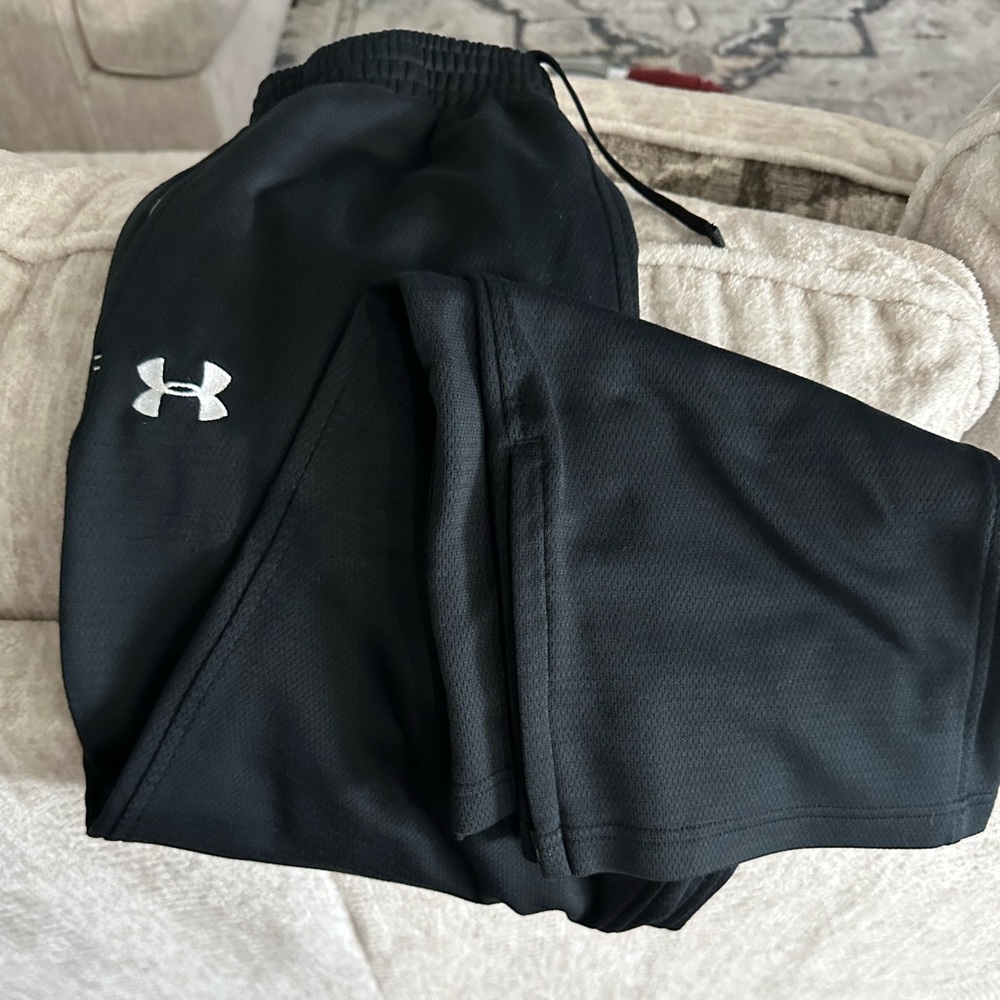 Men’s medium under Armour, sweatpants with zippers on the bottom